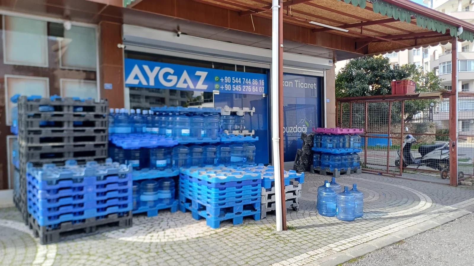 Alkan Tüp ve Su dükkânı ve damacana rafları